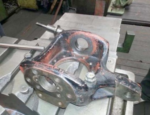 Cercetaţi pentru furtul unor componente de tractor